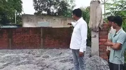आदित्यपुर गम्हरिया: फ्लाई ऐश का कीचड़ के ऊषा मोड मुख्य मार्ग के किनारे 15-20 दुकानों एवं घरों में घुसा सरकारी नाला भी क्षतिग्रस्त#jansamasya