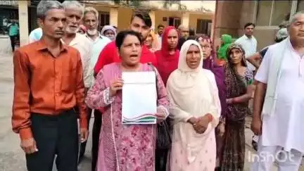 बांदा: शंकर नगर व आजाद नगर मोहल्ले के रहने वाले लोगों ने कलेक्ट्रेट पहुँचकर जलभराव की समस्या को लेकर दिया ज्ञापन #Jansamasya