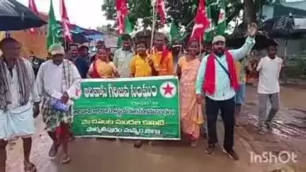 తాతల కాలం నుండి సాగు చేస్తున్న ప్రభుత్వ భూములకు సాగు పట్టాలు ఇవ్వాలని గిరిజనులు నిరసన