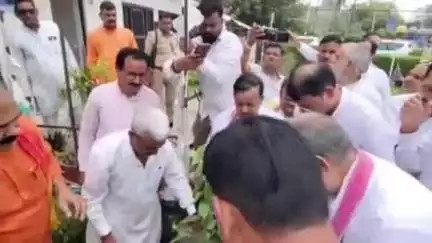सुल्तानपुर: भाजपा प्रदेश अध्यक्ष ने सपा पर हमला करते हुए कहा- सपा सरकार में ट्रांसफर-पोस्टिंग बन गया था उद्योग