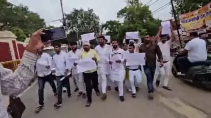 गाज़ीपुर: मुख्यमंत्री के गाजीपुर दौरे से एक दिन पूर्व, छात्रों ने विश्वविद्यालय की मांग उठाते हुए डीएम को सौंपा पत्रक
