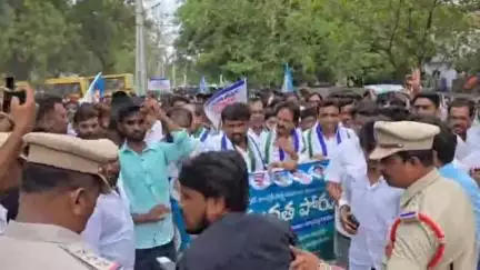 నరసరావుపేటలో వైసీపీ శ్రేణులపై పోలీసులు లాఠీచార్జి