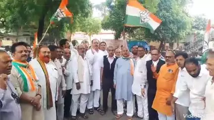 मिर्ज़ापुर: जनपद की समस्याओं को लेकर कलेक्ट्रेट में कांग्रेस कार्यकर्ताओं ने किया प्रदर्शन, राज्यपाल को संबोधित पत्र डीएम को सौंपा