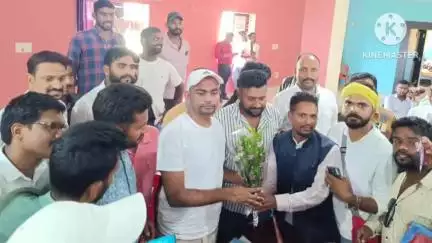 बरकट्ठा: शिलाडीह के समाजसेवी शमीम अंसारी ने डुमरी विधायक टाइगर जयराम महतो से मुलाकात की