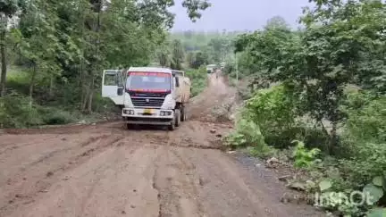 पीपलखूंट: दाता माइंस से भारी वाहनों की आवाजाही से 5 किमी सड़क क्षतिग्रस्त, ग्रामीणों का फूटा गुस्सा