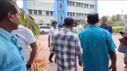 বহরমপুর: লটারি প্রথম পুরস্কারের টাকা ঠিকমতো পাওয়ার উদ্দেশ্যে বহরমপুর থানার দারস্ত, সাটুই এর পরিযায়ী শ্রমিক জাকির ও তার পরিবার