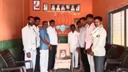 सेनगाव: भारतीय जनता पार्टी संपर्क कार्यालयात डॉ श्यामाप्रसाद मुखर्जी यांना विनम्र अभिवादन