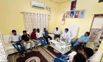 शोहरतगढ़: विधायक विनय वर्मा ने अपने आवास पर आए शिकायतकर्ताओं की समस्याओं को सुनकर किया निस्तारण