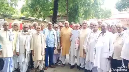 मिर्ज़ापुर: संयुक्त पेंशनर्स कल्याण समिति उत्तर प्रदेश के सदस्यों ने कलेक्ट्रेट में प्रदर्शन कर डीएम को पत्रक सौंपा