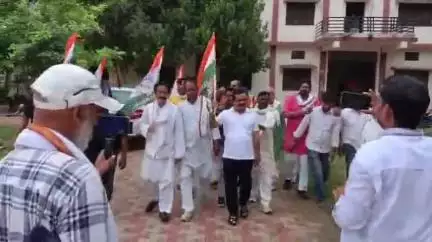गाज़ीपुर: गाजीपुर में जर्जर बिजली व्यवस्था पर कांग्रेस ने किया प्रदर्शन, सुधार न होने पर आंदोलन की दी चेतावनी