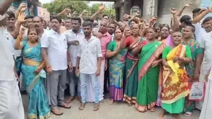 திண்டுக்கல் கிழக்கு: மாவட்ட ஆட்சியர் அலுவலகத்தில் சிறுகுடி பகுதியில் உள்ள முத்தாலம்மன் கோவிலை மீட்டெடுக்க கோரி 500-க்கும் மேற்பட்டோர் கிராம மக்கள் மாவட்ட ஆட்சியரிடம் மனு