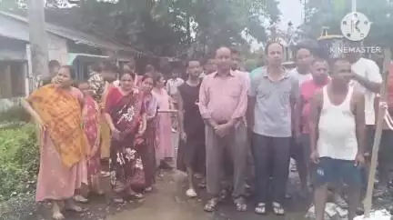 মাৰ্ঘেৰিটা: ডিগবৈ পেঙেৰীত অৰ্ধনিৰ্মিত অৱস্থাত থকা কালৰ্ভাটসমূহ শীঘ্ৰে নিৰ্মাণৰ দাবীত পথ অৱৰোধ কৰি ৰাইজৰ প্ৰতিবাদ