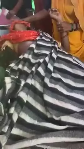 टीकमगढ़: मऊघाट में बारिश से गिरी घर की कच्ची दीवार, मलबे में दबी महिला घायल, झांसी रेफर