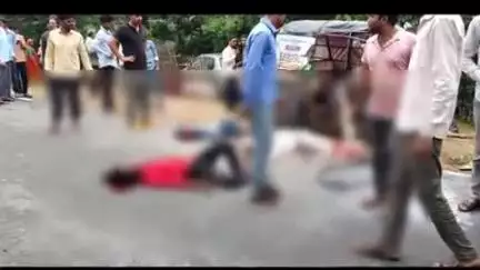 ललितपुर: ग्राम ऐरा के पास टैक्सी और कार की आमने-सामने भिड़ंत में सगे भाई-बहन की मौत, महिला सहित 4 लोग गंभीर रूप से घायल