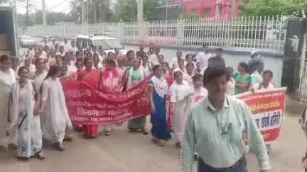 बिहार: स्वास्थ्य कर्मियों ने मांगों को लेकर सिविल सर्जन कार्यालय के पास किया धरना प्रदर्शन, सौंपा मांग पत्र