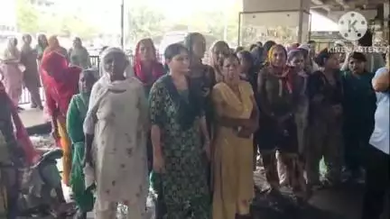 पानीपत: पानीपत राज नगर आजाद नगर चौक पर शराब ठेका खोले जाने से नाराज लोगों ने लघु सचिवालय के सामने किया प्रदर्शन।#jansmsya