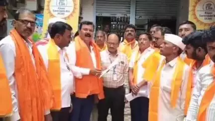 वडवणी: शेतकऱ्यांची पिळवणूक थांबवण्यासाठी वडवणी एसबीआय बँकेत शिवसेना ठाकरे गट आक्रमक