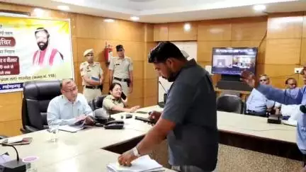 नारनौल: लघु सचिवालय नारनौल में समाधान शिविर का हुआ आयोजन, जिला उपायुक्त डॉ. विवेक भारती ने सुनी लोगों की शिकायतें