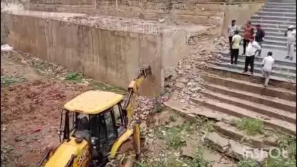 कटनी नगर: रपटा नदी इलाके में अतिक्रमण पर जिला प्रशासन व नगर निगम ने जेसीबी से की कार्रवाई