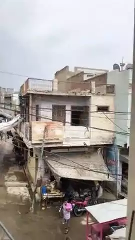 हादसे को आमंत्रित करते छज्जे 
सब्जी मंडी अग्रसेन भवन