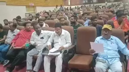 शाहजहांपुर: सफाई कर्मचारी संयुक्त मोर्चा संघ ने शहर को 4 जोन में बांटने पर खिरनी बाग पर किया प्रदर्शन, आदेश निरस्त करने की मांग की