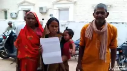 मिर्ज़ापुर: पुत्र की हत्या का आरोप लगाकर दंपति ने विपक्षियों पर कार्रवाई के लिए वरिष्ठ पुलिस अधीक्षक को सौंपा ज्ञापन