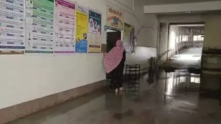 बुरहानपुर नगर: बुरहानपुर: ज़िला अस्पताल के थैरेपी वार्डों में घुसा बरसात का पानी, मरीज़ परेशान