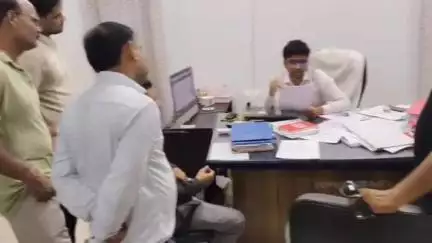 बूंदी: सरकारी आवासीय कॉलोनी में सीसी रोड बनाने को लेकर पीडब्ल्यूडी अधीक्षण अभियंता को सोपा ज्ञापन#jansamashya