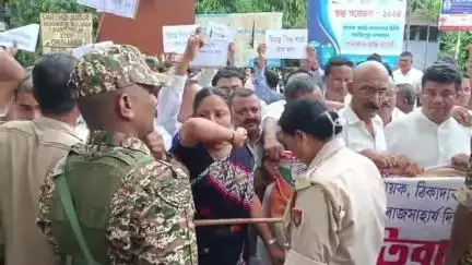 উত্তৰ লক্ষীমপুৰ: নগৰৰ জিলা আয়ুক্তৰ কাৰ্যালয়ৰ সন্মূখত জিলা কংগ্ৰেছৰ প্ৰতিবাদ সাব্যস্ত