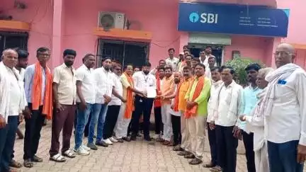 औंढा नागनाथ: विना विलंब विनाशर्त शेतकऱ्यांना पीक कर्ज मंजूर करा;उबाठा शिवसेनेचे एसबीआय बँक येथे निवेदन #Jansamasya