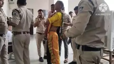 आगर: अपहरण के आरोपी पिता ने बच्चे के साथ अर्धनारीश्वर रूप में आगर न्यायालय में किया समर्पण, दो माह पहले किया था अपहरण