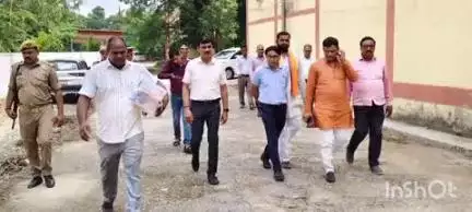बलिया: भारत निर्वाचन आयोग के निर्देश के अनुपालन में जिलाधिकारी मंगला प्रसाद सिंह ने ईवीएम और वेयरहाउस का किया निरीक्षण