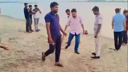 धनौरा: गजरौला के तिगरी गंगा धाम में नमामि गंगे के पदाधिकारियों ने चलाया स्वच्छता अभियान, श्रद्धालुओं को किया जागरूक
