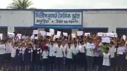 বাদুড়িয়া: বাদুড়িয়াতে শিক্ষকের বদলিতে প্রধান শিক্ষককে তালা বন্ধ করে আটকে রেখে বিক্ষোভ ছাত্র-ছাত্রী ও অভিভাবকদের #jansamasya