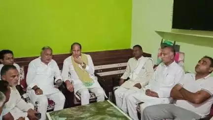 कैराना: आलकलां में पूर्व कैबिनेट मंत्री ने मृतक किसान के परिजनों को दी सांत्वना, कहा- अपराधी को कब्र से निकालकर भी होगी कार्रवाई