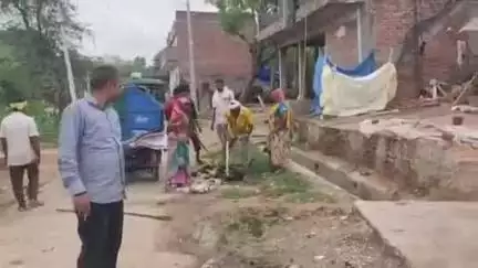 खागा: करमेपुर में फैली गंदगी को ग्राम पंचायत अधिकारी ने सड़क पर उतरकर करवाया साफ
