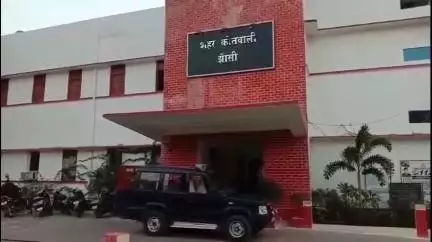 झांसी: लक्ष्मीगेट में स्मार्ट मीटर लगाने गए SDO को उपभोक्ता ने दी धमकी, कहा- लाइट काटी तो हम तुम्हें काट देंगे