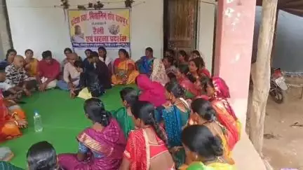 दुर्गुकोंदल: प्रेरक जयंती मंडल के हत्यारे को फांसी देने की मांग को लेकर दुर्गुकोंदल में धरने पर बैठे मितानिन संघ