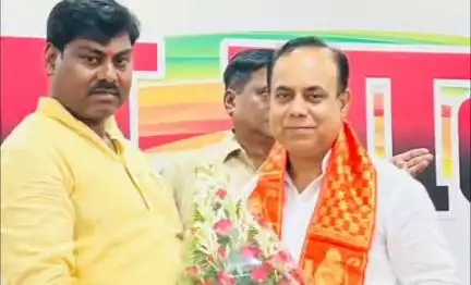 नौगढ़: दिलीप चतुर्वेदी का भाजपा जिला कार्यालय में हुआ आगमन, भाजपा जिलाध्यक्ष ने किया स्वागत एवं अभिनंदन