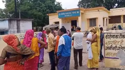 मझौली: मड़वास प्राथमिक स्वास्थ्य केंद्र में नर्सों की कमी से परेशान गर्भवती महिलाएं व मरीज