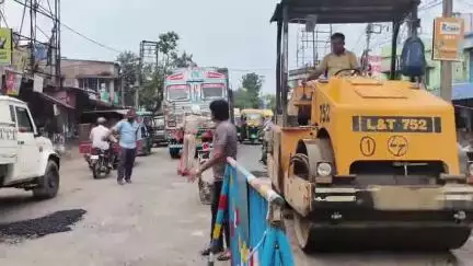বারাসাত ১: বারাসাত পুলিশ সুপারের পরিদর্শনের পরই ৩৫ নম্বর জাতীয় সড়কে বেহাল রাস্তা মেরামত শুরু