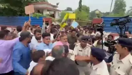 रेप पीड़िता को न्याय दिलाने के लिए शांतिपूर्वक प्रदर्शन कर रहे #JanSuraaj के नेताओं को बिहार पुलिस ने किया गिरफ़्तार।
