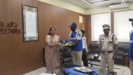 ಯಾದಗಿರಿ: ಡಿಸಿ ಕಚೇರಿಯಲ್ಲಿ ಜಿಲ್ಲಾಧಿಕಾರಿಗಳಿಂದ ಪ್ರವಾಸೋದ್ಯಮ ಇಲಾಖೆ ಟೂರಿಸ್ಟ್ ಪೊಲೀಸ್ ಅಧಿಕಾರಿಗಳಿಗೆ ,ಸಿಬ್ಬಂದಿಗಳಿಗೆ ಸಮವಸ್ತ್ರ ಕಿಟ್ ವಿತರಣೆ