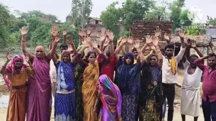 किशनी: जटपुरा में तालाब के पानी से कई घरों का अस्तित्व हुआ खतरे में, नाराज लोगों ने प्रधान के खिलाफ किया प्रदर्शन #jansamasya