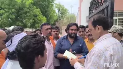 मुरैना नगर: दुर्गादास पार्क के पास दबंगों से परेशान लोग, कार्रवाई के लिए कलेक्ट्रेट में दिया आवेदन