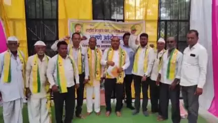 जालना: जालना जिल्हाधिकारी कार्यालयासमोर राष्ट्रीय समाज पक्षाच्या वतीनं धरणे आंदोलन,शेतकर्यांचा सातबारा कोरा करण्याची मागणी..