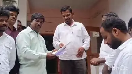 ఆళ్లగడ్డ మున్సిపాలిటీ కార్యాలయం వద్ద  సచివాలయం సిబ్బంది, సొంత మండలంలో పనిచేసే విసలపాటు కల్పించాలి అని,డిమాండ్