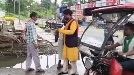 झाझा: विधवा, वृद्धा और दिव्यांग पेंशन बढ़ने की घोषणा पर पेंशनधारियों ने झाझा रेलवे स्टेशन चौक पर मनाया जश्न, बांटी मिठाई