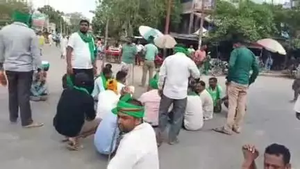 फतेहपुर: बहुआ के बाँदा सागर मार्ग को किसानों ने विद्युत समस्या को लेकर किया जाम, पंचायत में दरोगा ने की अभद्रता