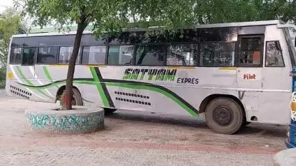 यूपी के हाथरस में बस की खिड़की से बाहर झांक रहे बच्चे का सिर पिकअप की चपेट में आने से धड़ से कटकर हुआ अलग